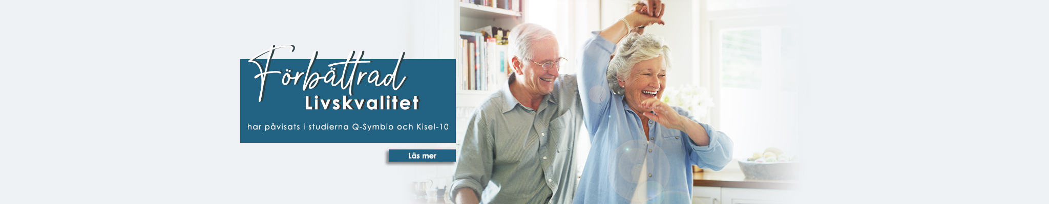 Två glada äldre människor som dansar med varandra